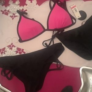 This like new bathing suit comes with 2 bottoms